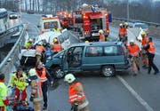 Viele Helfer im Einsatz zur Bergung der Opfer. (Bild Kapo Obwalden)