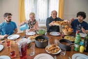 Der Aufmüpfige aus Erstfeld: Generalvikar Martin Kopp (70) beim Essen mit Zivildienstleistenden und einer Sozialpädagogin im Clubhüüs, einer Anlaufstelle für Jugendliche in Not. (Bild: Nadia Schärli (Erstfeld, 9. Mai 2017))