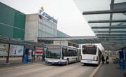 Zwei Busse der Linie Nr. 8 kreuzen sich im Zentrum Zugerland. Ab morgen ist das Geschichte. (Bild: Maria Schmid (Steinhausen, 6. Dezember 2017))