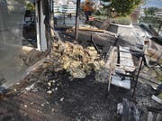 Blick auf die Terrasse nach dem Brand: Wie es zu dem Feuer kam, kann die Polizei Zug derzeit noch nicht sagen. (Bild: Polizei Zug)