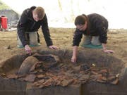 Auf den wertvollsten Fund stiessen die Archäologen in Gränichen AG erst ganz zum Schluss. Es handelte sich um eine Grube mit vielen zerbrochenen und verbrannten Gefässen. (Bild: Handout Kantonsarchäologie Aargau)