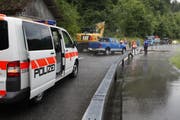 Die Polizei musste die Seestrasse nach Lauerz vorübergehend sperren. (Bild: Geri Holdener)