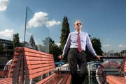 Der Präsident der Stiftung Salle Modulable, Hubert Achermann, auf dem Deck des Dampfschiffs Gallia. Im Hintergrund das Inseli, wo einst das Neue Theater Luzern gebaut werden soll. (Bild: Dominik Wunderli / Neue LZ)