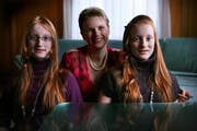 Angela Stadelmann mit ihren Töchtern Milena (links) und Angela. (Bild Nadia Schärli/Neue LZ)