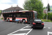 Der BMW prallte mit seiner Front in den Bus. (Bild: Kantonspolizei Schwyz)