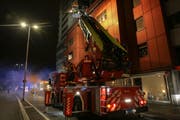 Die Autodrehleiter der FFZ kam ebenfalls zum Einsatz. (Bild: Freiwillige Feuerwehr Zug)