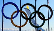 Die Flamme brennt hinter den Olympischen Ringen. (Bild: Keystone)