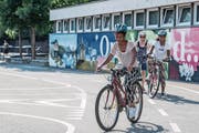 Zwei Migrantinnen nehmen am Velokurs von Pro Velo beim St.-Karli-Schulhaus teil. (Bild: Nadia Schärli (Luzern, 21. Juni 2017))
