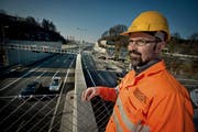 Cityring-Projektleiter Franz Koch auf dem verlängerten Tunnelportal des Reussporttunnels.