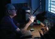Heinz Knauer hat über sein ganzes Arbeitsleben gesehen Jahre an der Graviermaschine verbracht. (Bilder: Stefan Kaiser (Baar, 15. Februar 2018))