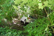 Das Auto - nach dem missglückten Parkiermanöver des betagten Fahrers. (Bild: Kantonspolizei Schwyz)