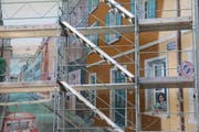 Das Wandgemälde an der Steinenstrasse ist nun sechs Wochen lang eingerüstet. (Bild: Stefanie Nopper (21.Juni 2017, Luzern))