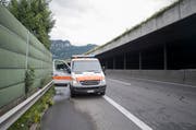 Ein Polizeiauto steht bei der Galerie in Hergiswil auf dem Pannenstreifen. (Bild: Urs Flüeler/Keystone (Hergiswil, 27. Juli 2017))