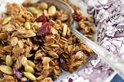Selbst geröstet und mit allerlei bunten Zutaten wie Cranberries oder Kürbiskerne wird das Müesli zum Hingucker. (Bild: Getty)