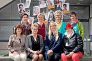 Acht der zwanzig Frauen des Krienser Frauennetzes vor ihrem Netz. In der hinteren Reihe von links: Kathrin Graber (CVP), Judith Mathis-Wicki (CVP), Marja Arnold-Bumbacher (Grüne), Ursula Wendelspiess (JCVP). Vordere Reihe von links: Judith Luthiger-Senn (SP), Rita Berger-Hug (FDP), Michèle Binggeli (SVP) und Nicole Nyffeler (SP). (Bild: Pius Amrein)