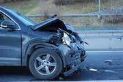 Drei Personen wurden beim Unfall leicht bis mittelschwer verletzt. (Bild: Kantonspolizei Obwalden)