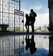 Sie sind freiwillig da: Besucher betreten das Konzentrationslager Sachsenhausen in Oranienburg. (Bild: Markus Schreiber/EPA (23. April 2017))