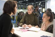 Schülerinnen informieren sich an einem Stand an der Bildungsmesse Zebi über Berufswahlmöglichkeiten. (Bild: Nadia Schärli (Luzern, 9. November 2017))