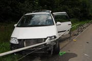 Der Autofahrer prallte in die Rohrgeländer und kam auf der Wiese zum Stillstand. (Bild: Kantonspolizei Uri)