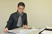 Gemeinderat Urs Christen schaut sich die Pläne des Lielibach-Projektes an. (Bild: Matthias Piazza / Neue NZ)