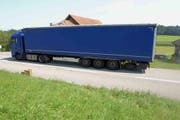 Der Lastwagen fuhr zurück. Dabei kam es zur tödlichen Kollision. (Bild: Luzerner Polizei (Hohenrain, 24. August 2017))
