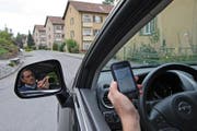 Ein Autofahrer verlässt sich beim Wegfinden auf sein Smartphone. Symbolbild. (Bild: Remo Nägeli (Luzern, 18. September 2009))