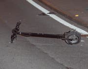 Der Scooter lag in der Nähe des Trottoirs. (Bild: Geri Holdener, Bote der Urschweiz)