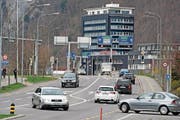 Die am meisten befahrene Kantonsstrasse in Nidwalden ist die Stansstaderstrasse beim Länderpark. (Bild: Corinne Glanzmann (Stans, 22. März 2017))