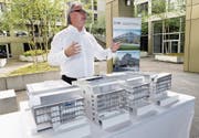 OYM-CEO Stefan Roth präsentiert Modelle des Sportzentrums. (Bild: Werner Schelbert (Cham, 29. August 2017))
