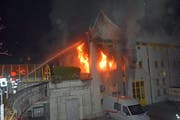 Die Feuerwehr bei der Brandbekämpfung. (Bild: Luzerner Polizei (Adligenswil, 15. März 2018))