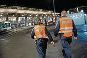 Mit dem revidierten Polizeigesetz erhalten Polizisten neue Instrumente zur Gewaltprävention. (Symbolbild: Pius Amrein (21. Februar 2014))