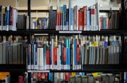 Offenbar besteht hier und dort noch etwas Bedarf an 'theoretischer Praxis'. Blick in eine Bibliothek der Hochschule Luzern. (Symbolbild Pius Amrein / Neue LZ)
