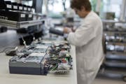 Ein Blick in die Produktion von hochpräzisen Stromzählern bei Landis+Gyr, dem Schweizer Unternehmen für Energiemanagement und Messtechniken. (Bild: Keystone)