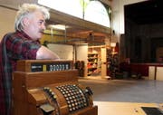 Hens Schmid hat ein Atelier im alten Kinosaal. (Bild Laura Vercellone/Neue SZ)