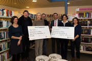 Checkübergabe mit fröhlichen Gesichtern (von links): Martina Wüthrich, Kilian Gasser, Annalise Russi, Peter von Rotz, Beat Jörg, Bea Kolvodouris Janett und Carla Biasini. (Bild: PD (Altdorf, Dezember 2016))