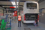 Fahrzeugexperten des Sicherheitszentrums NW/OW kontrollieren einen Reisecar. (Bild: Kapo Obwalden)