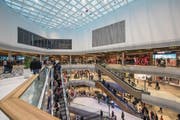 Die Mall of Switzerland am Eröffnungstag. (Bild: Dominik Wunderli (Ebikon, 8. November 2017))