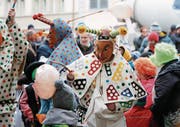 Greth Schell und ihre Lölis begeisterten gestern Nachmittag in der Zuger Altstadt Gross und Klein. (Bild: Stefan Kaiser)