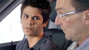 Im Auto streitet er sich mit seinem Vater (Stefan Durrer). (Bild: PD)