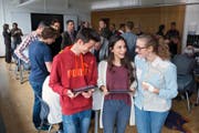 Sie haben bereits bei einem Projekt mitgemacht: Federico Bärtsch, Marcela Camenzind (Mitte) und Flurina Fischer. (Bild Maria Schmid)