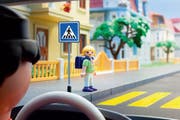Mit solchen Bildern werden Autofahrer via Plakaten am Strassenrand aufgefordert, auf Schulkinder Rücksicht zu nehmen. (Bild: Screenshot Plakat)