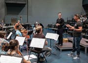 Matthias Pintscher (rechts) gibt Dirigent Blazej Wincenty Kozlowski Tipps für sein Tun. (Bild: Stefan Deuber/LF (Luzern, 23. August 2017))