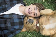 K. J. Apa als jugendlicher Hundefreund und Bailey. (Bild: Constantin Film)