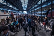 Zugpassagiere können seit Montagmorgen wieder über den Bahnhof Luzern reisen. (Bild: Boris Bürgisser (Luzern, 27. März 2017))