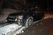 Eine 24-jährige Autofahrerin geriet in Zug auf der Ägeristrasse von der Strasse und prallte in eine Gartenmauer. (Bild: Zuger Polizei)