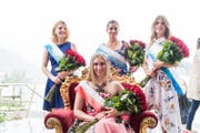 Die frisch gekürte Rosenkönigin Anna Lang strahlt auf ihrem Thron. Dahinter die Rosenprinzessinnen Victoria Villa, Rhea Tonazzi und Giulia Knecht (von links). (Bild: Roger Grütter (Weggis, 2. Juli 2017))