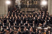Historisches Ereignis: Ensemble Corund und Luzerner Sinfonieorchester vereint in der Hofkirche, Luzern. (Bild: Nadia Schärli (20. September 2016))
