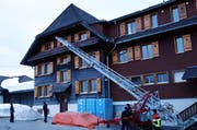 In einer Übung montierte die Feuerwehr neun Schwalbennester unter die Dachbalken des Berggasthauses Salwideli. (Bild: pd)