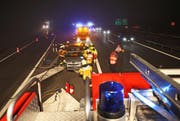 Die Feuerwehr musste das Dach des Autos entfernen. (Bild: FFZ)