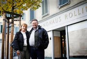 Ruth und Wolfgang Röllin vor ihrem ehemaligen Geschäftslokal in der Stadt Zug.Bild: Stefan Kaiser (9. November 2016)